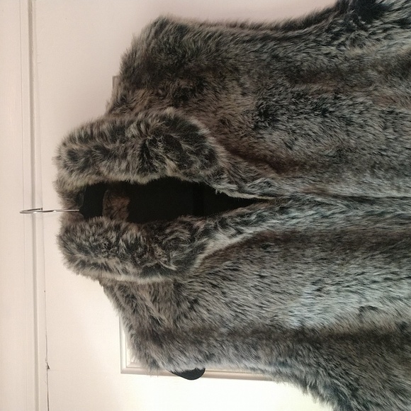 Reversible faux fur vest - Picture 2 of 12
